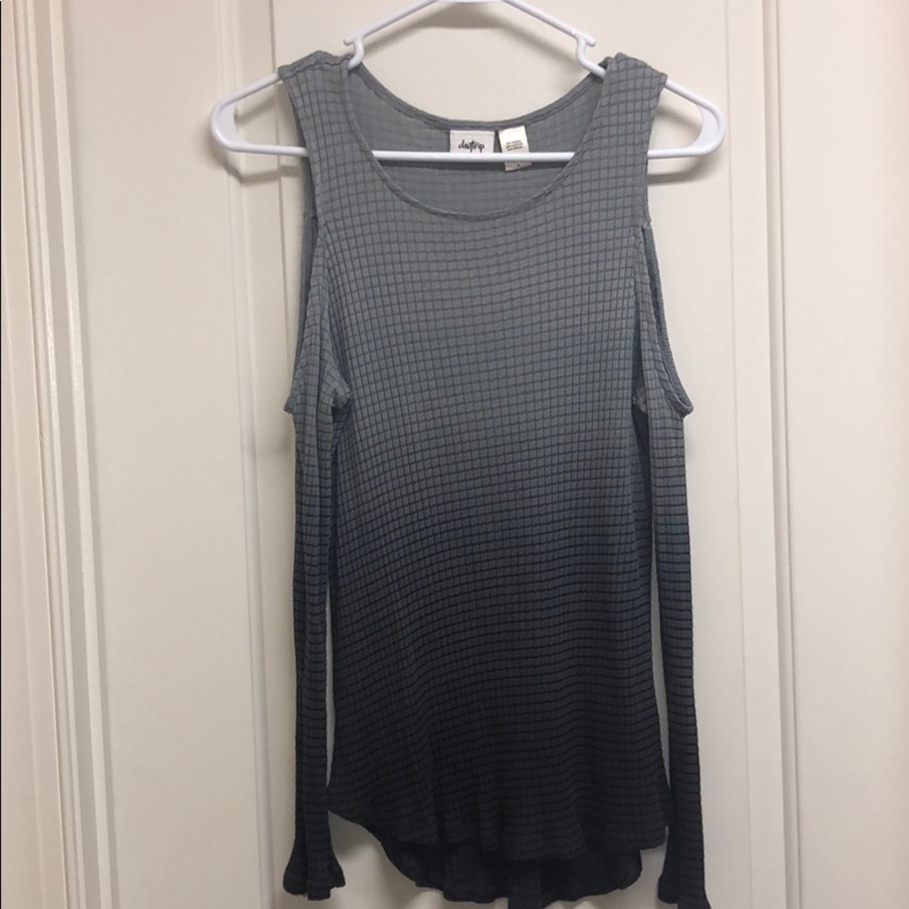 Buckle cut out shoulder shirt